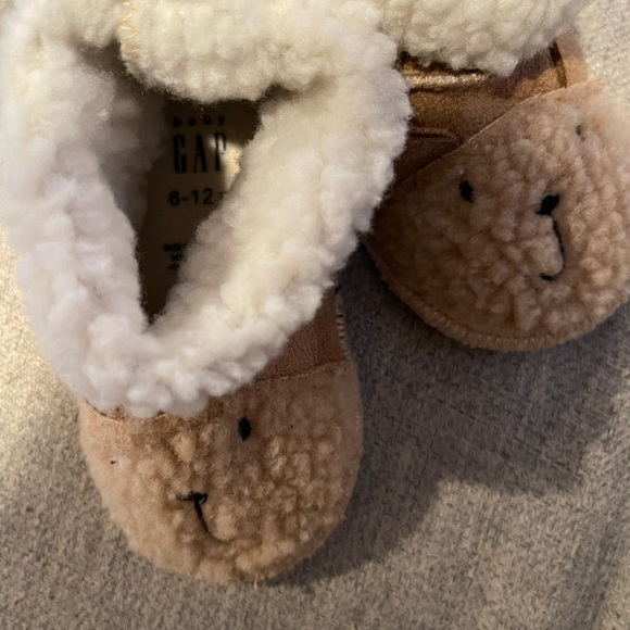 NWT GAP teddy bear fuzzy booties in size 6-12 months - Picture 3 of 3